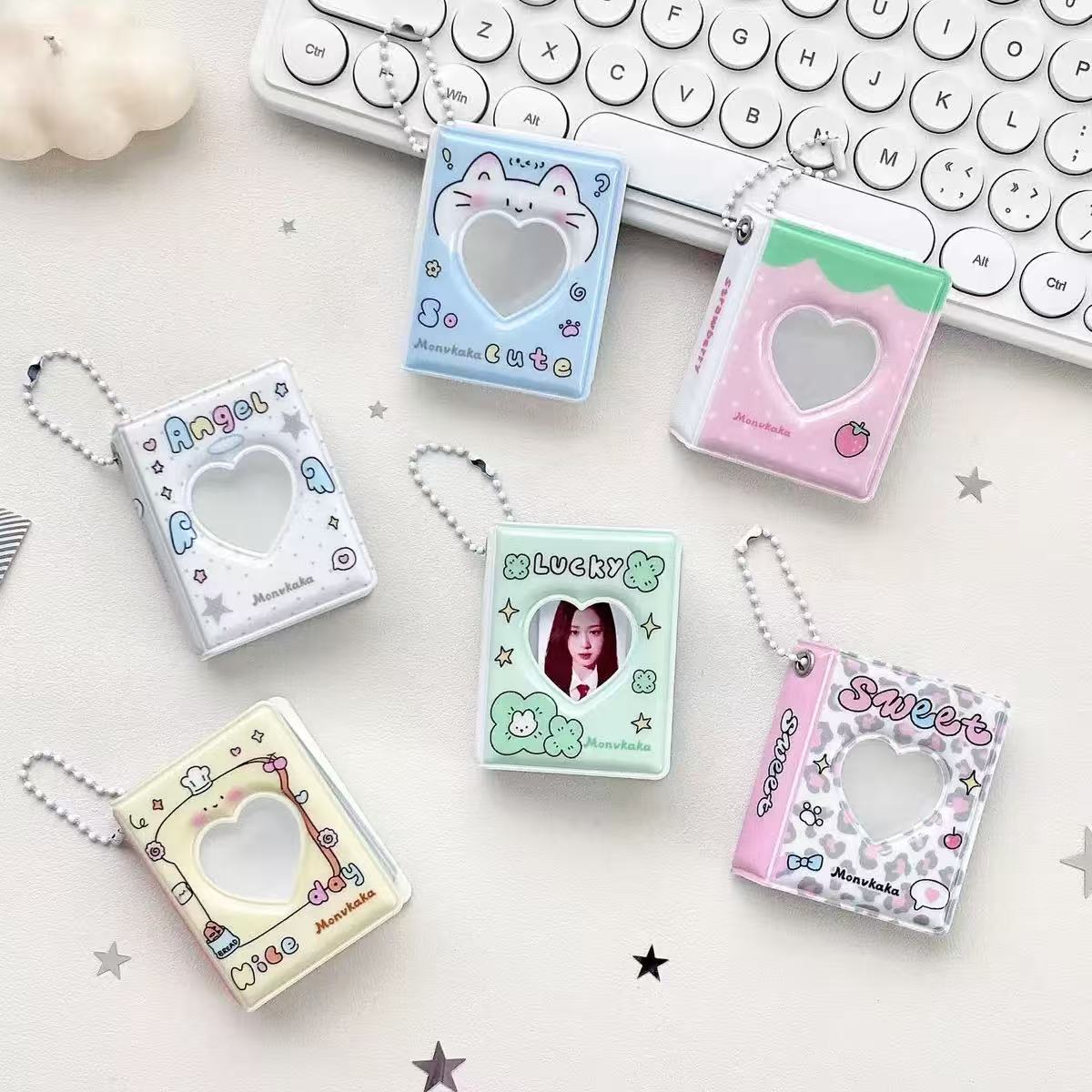 Board Game Book - 1-2個入り かわいいイチゴ柄の漫画風フォトアルバム PVC透明カードホルダー 20ポケット Kpopカードバインダー アイドル写真コレクションブック